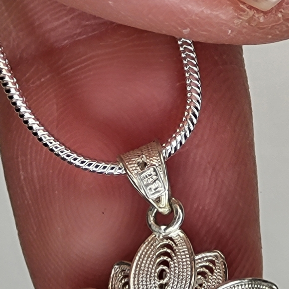 Sterling silver floral pendant necklace - Picture 4 of 8